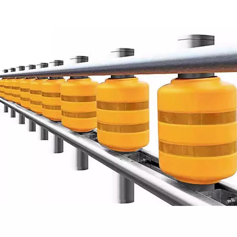 Energiabsorberende motorvejsrullebarriere til skarpe kurver