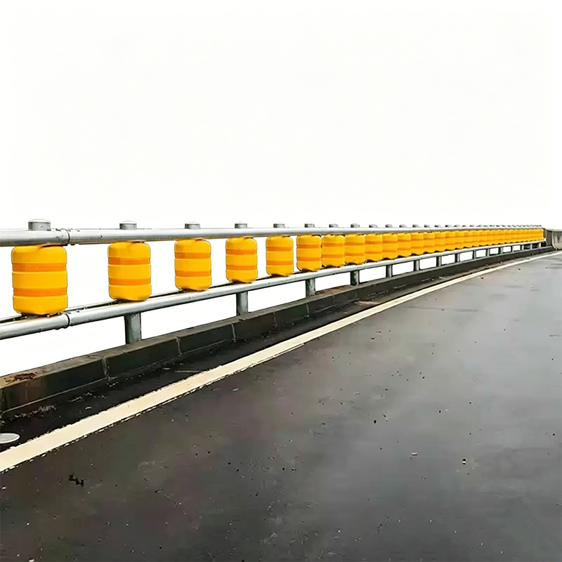 Energiabsorberende motorvejsrullebarriere til skarpe kurver